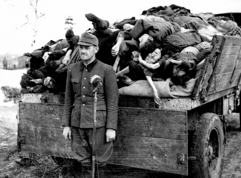 Все ужасы концлагеря Берген-Бельзен в редких архивных фотографиях 