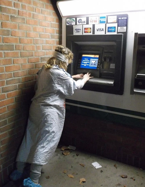 Как люди снимают деньги через банкомат в разных странах 