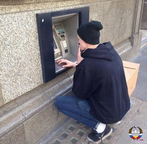 Как люди снимают деньги через банкомат в разных странах 