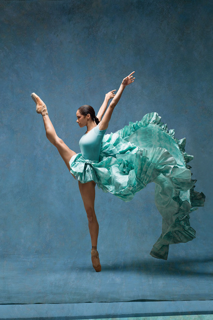 Балерина оживила картины известного импрессиониста