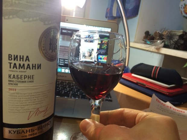 Редактор BuzzFeed попробовал 6 дешевых российских вин и выжил, чтобы рассказать об этом