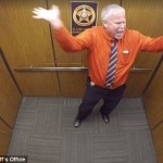 Пожилой заместитель шерифа в последний день перед пенсией устроил зажигательные танцы в лифте