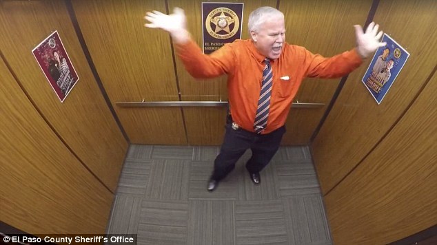 Пожилой заместитель шерифа в последний день перед пенсией устроил зажигательные танцы в лифте