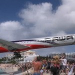 Турист заснял, как самолет пролетел над головами отдыхающих на пляже