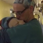Ветеринар трогательно успокаивает перепуганную собаку после операции