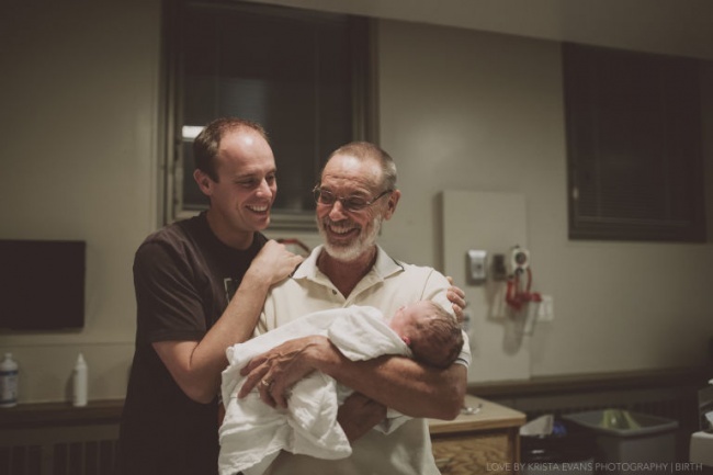 10 душераздирающих фотографий отцов с новорожденными детьми