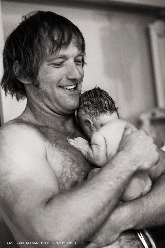 10 душераздирающих фотографий отцов с новорожденными детьми