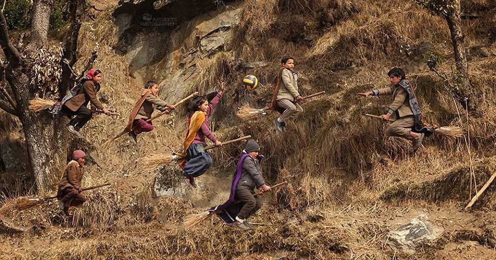 Учитель-волшебник помогает детям играть в Гималаях в квиддич