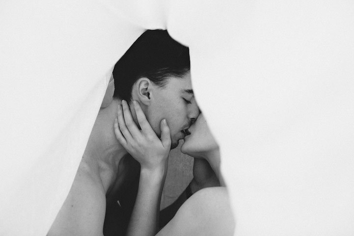 Интимные фотографии, запечатлевшие трогательные проявления любви