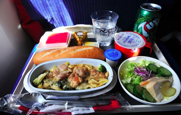 Еда в самолетах. Отличие бизнес-класса от эконом