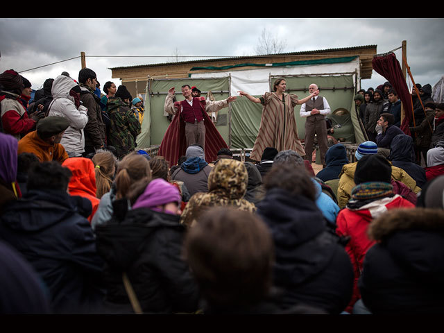 Лондонский "Глобус" показал "Гамлета" беженцам в Кале