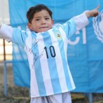 Футболист Лионель Месси исполнил мечту бедного мальчика из афганской деревни, подарив ему футболку со своим автографом