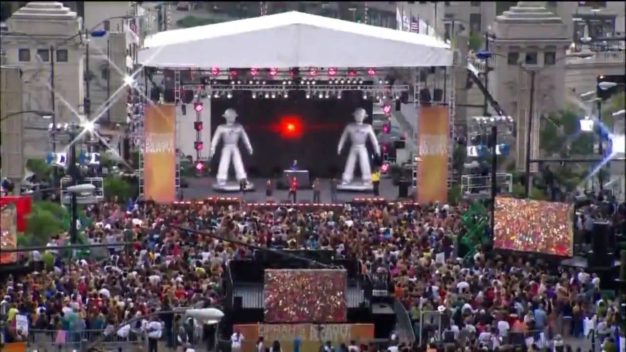 Один из самых масштабных флешмобов  устроили поклонники группы Black Eyed Peas 