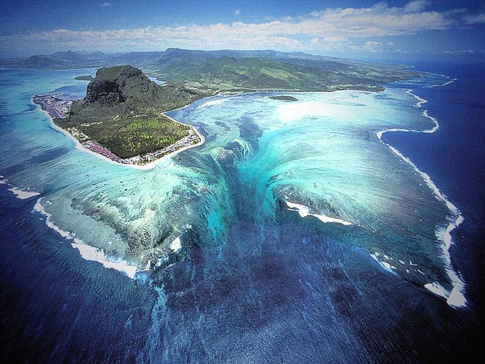 Подводный водопад у берегов Маврикия