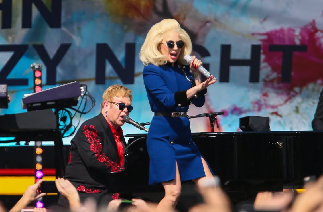 Элтон Джон и Леди Гага спели вместе на городской парковке  