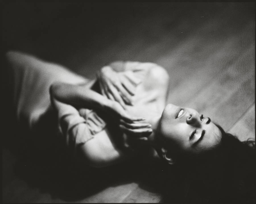 Очарование женщины в серии черно-белых фотографиях 