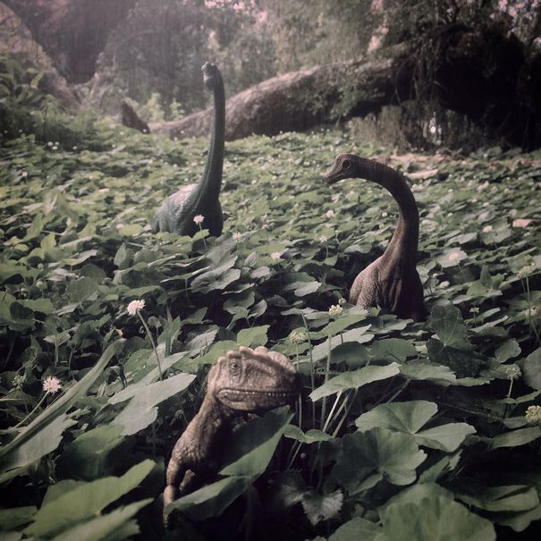 Динозавры-путешественники в серии тревел-фотографий