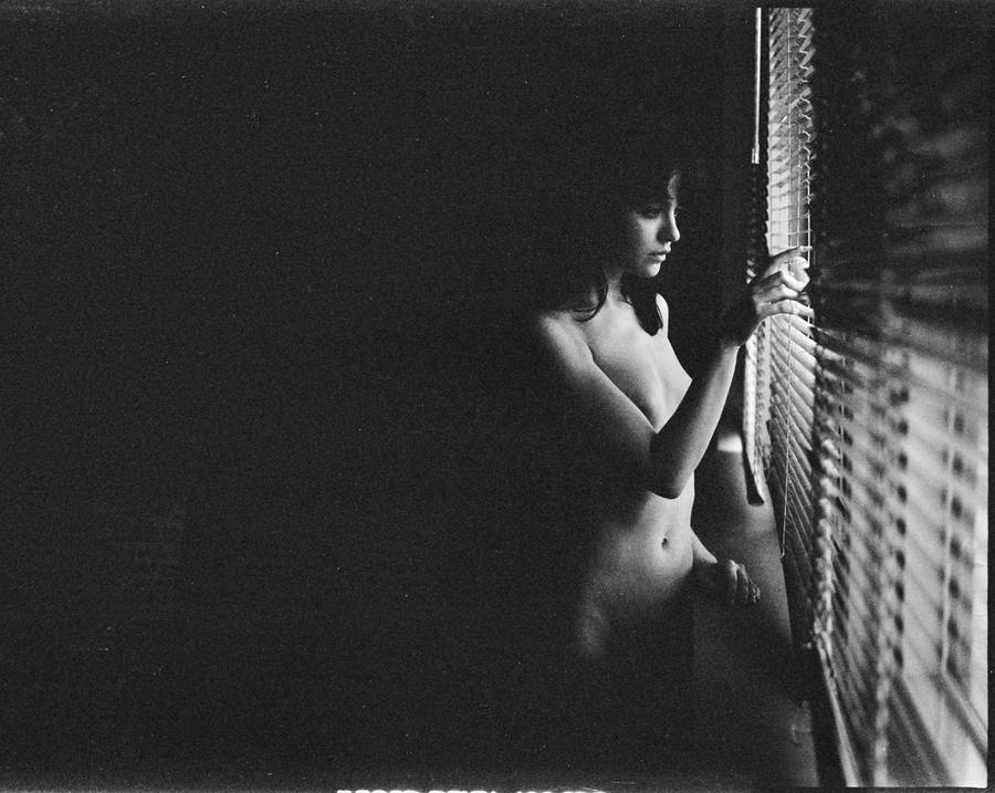 Очарование женщины в серии черно-белых фотографиях 
