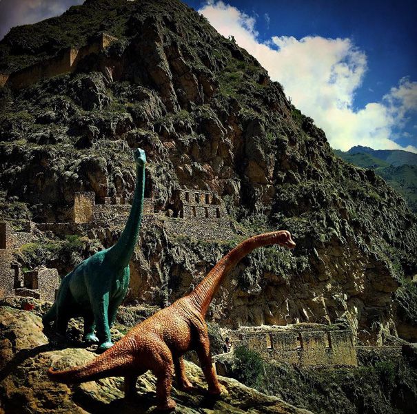 Динозавры-путешественники в серии тревел-фотографий