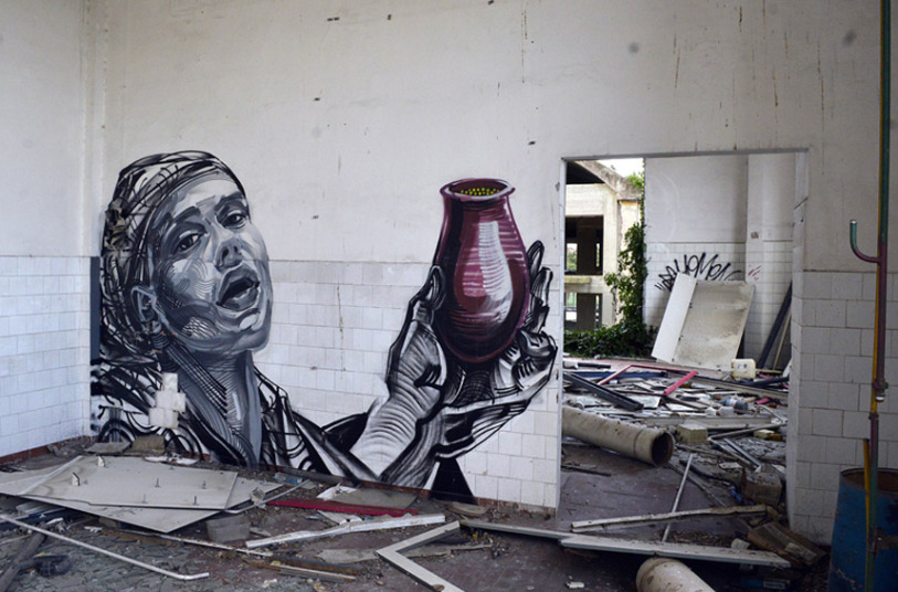 Заброшенный фармацевтический завод стал "холстом" для уличных художников