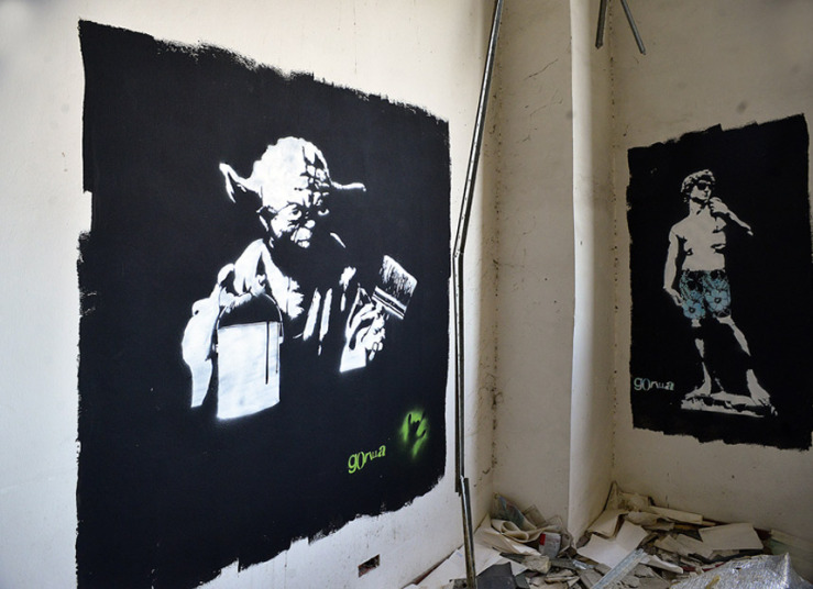 Заброшенный фармацевтический завод стал "холстом" для уличных художников