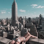 Красавица и Нью-Йорк: серия фотографий полуобнажённых женщин на крышах небоскрёбов