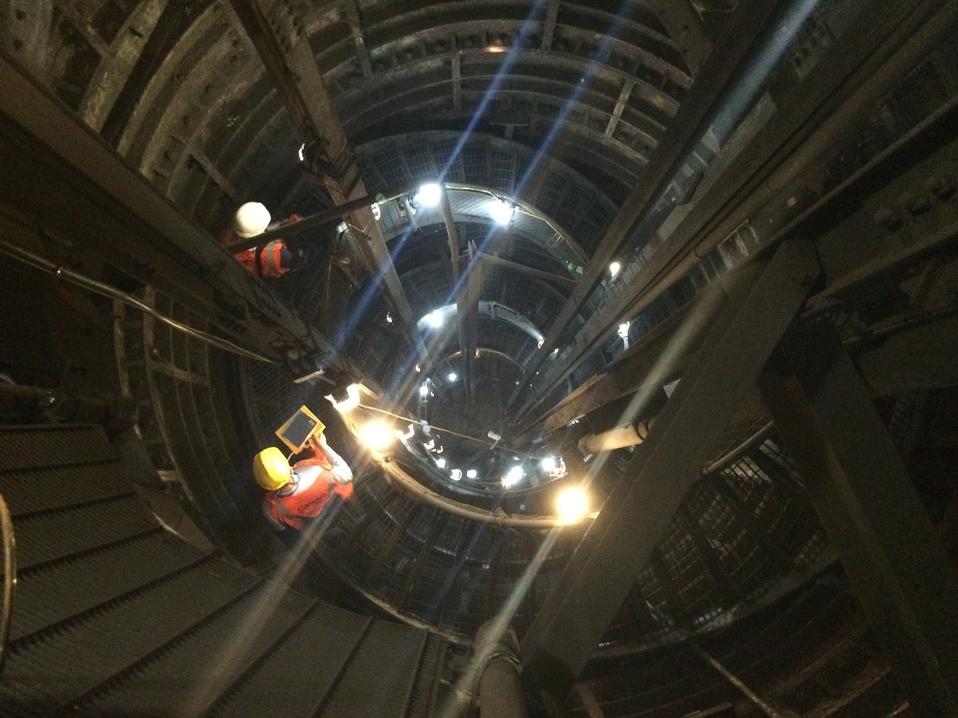 Рабочие в подземном тоннеле