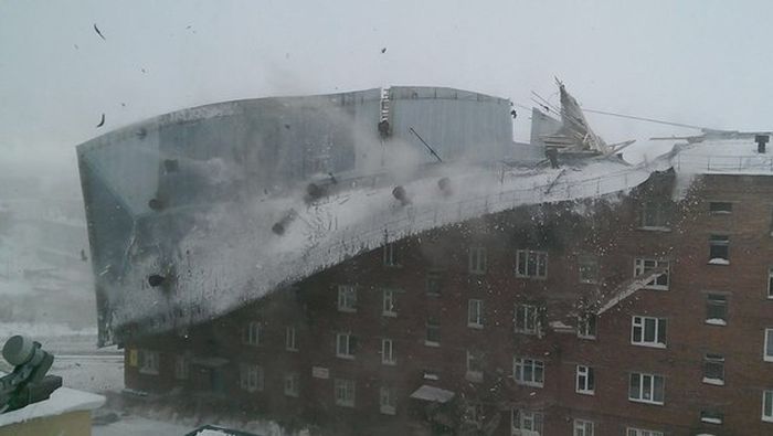 Сильный ветер сорвал крышу с жилого дома в Красноярском крае