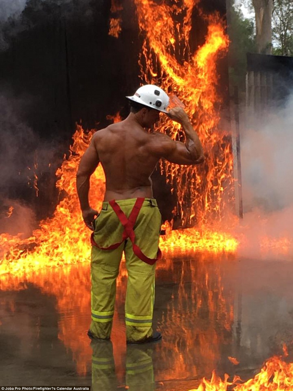 Фотографии со съемок благотворительного календаря с участием раздетых пожарных