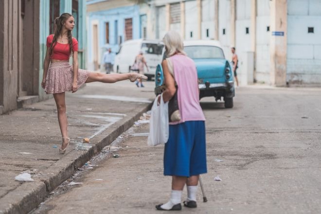 Ослепительные фотографии танцоров, выполняющие па на улицах Кубы
