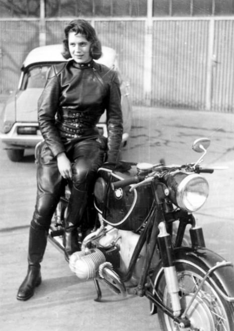 Винтажные фотографии женщин рядом с их гоночными мотоциклами 