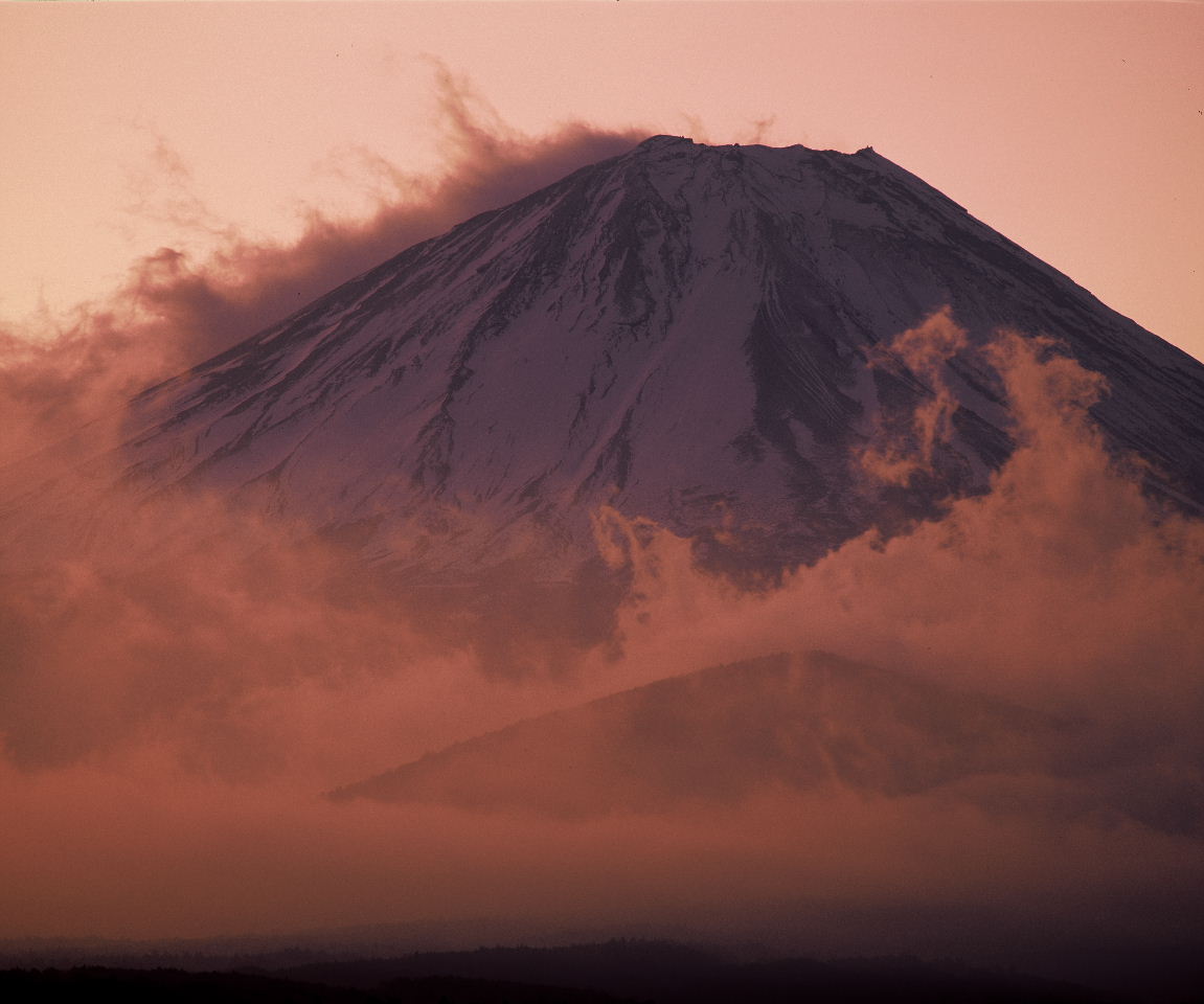 Многоликая Фудзияма: серия снимков священной горы от разных фотографов