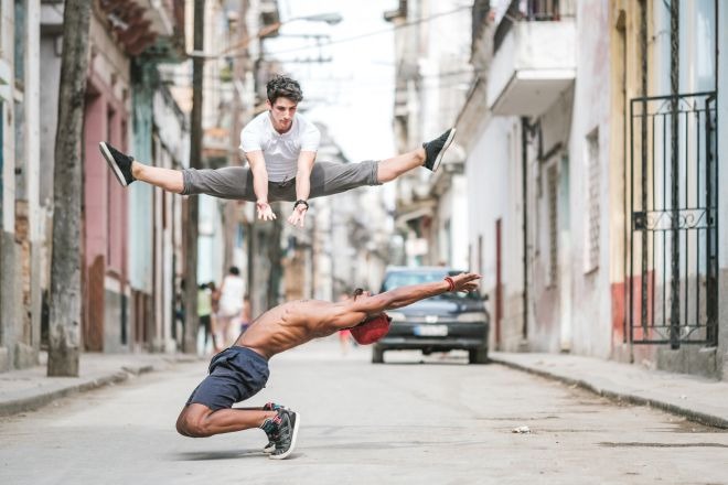 Ослепительные фотографии танцоров, выполняющие па на улицах Кубы