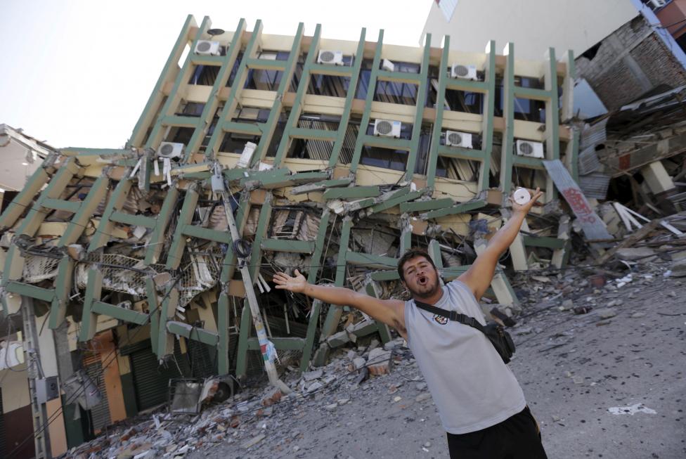 Разрушенное здание в городе Портовьехо в Эквадоре после землетрясения в Тихом океане.