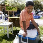 Девятилетний мальчик собирал деньги на собственное усыновление, продавая лимонад