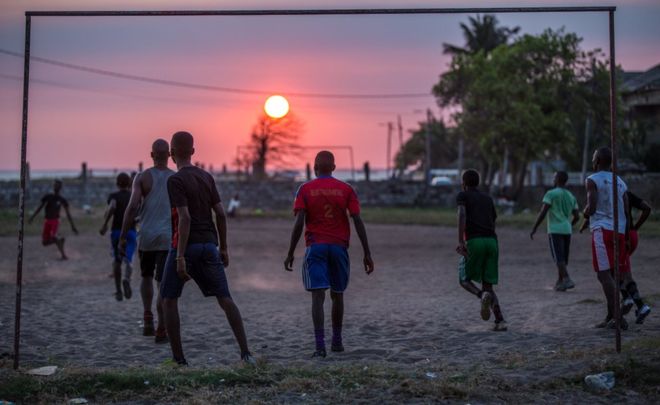 Мужчины почти каждый день собираются недалеко от гостиницы, чтобы сыграть в футбол.