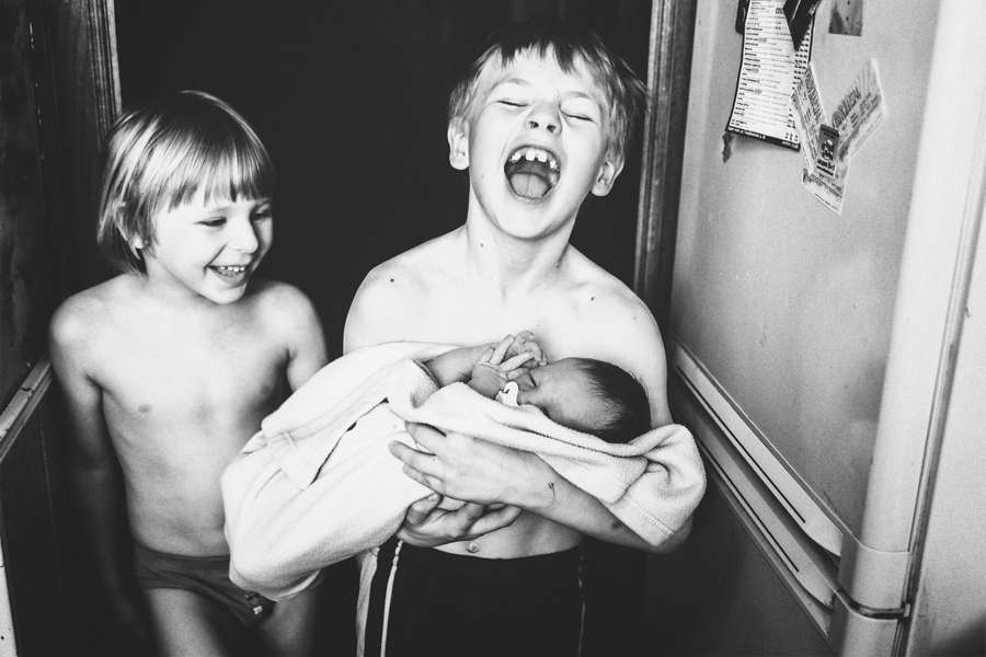 Черно-белые детские фотографии: когда главное - эмоции