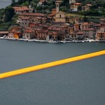 Хождение по воде: инсталляция «Плавучие причалы» на озере Изео в Италии