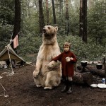Российская семья фотографируется с медведем, пропагандируя отказ от охоты