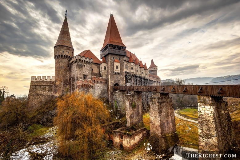 Замок Корвинов на юге Трансильвании в Румынии
