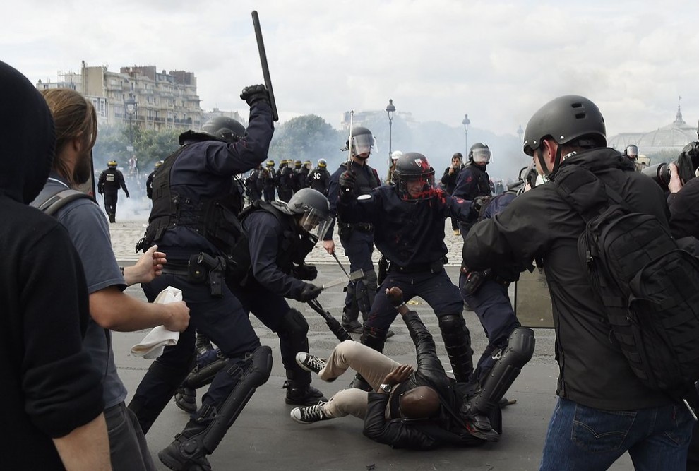 Столкновения между полицией и демонстрантами