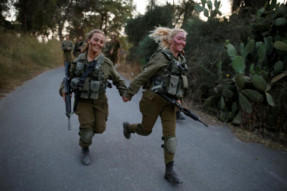 Израильские военнослужащие тренируются в посёлке Бен-Шемен недалеко от города Модиин.