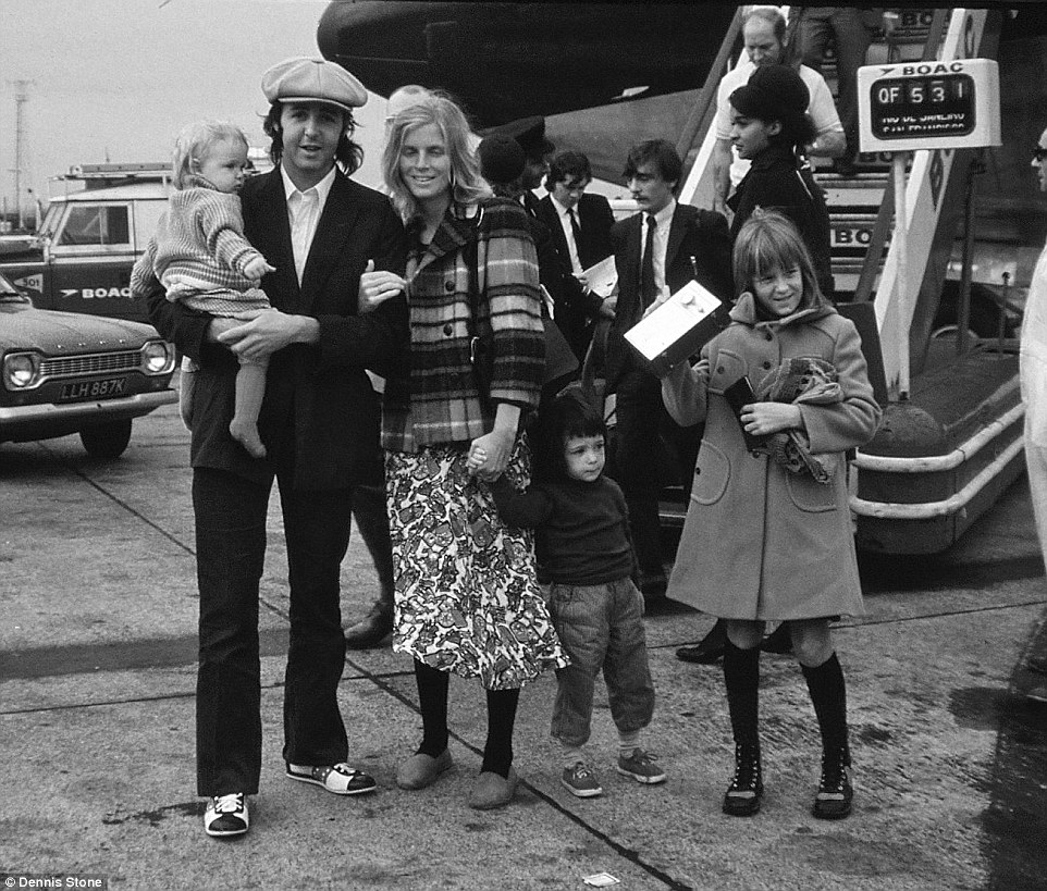 Пол Маккартни со своей женой Линдой и тремя детьми