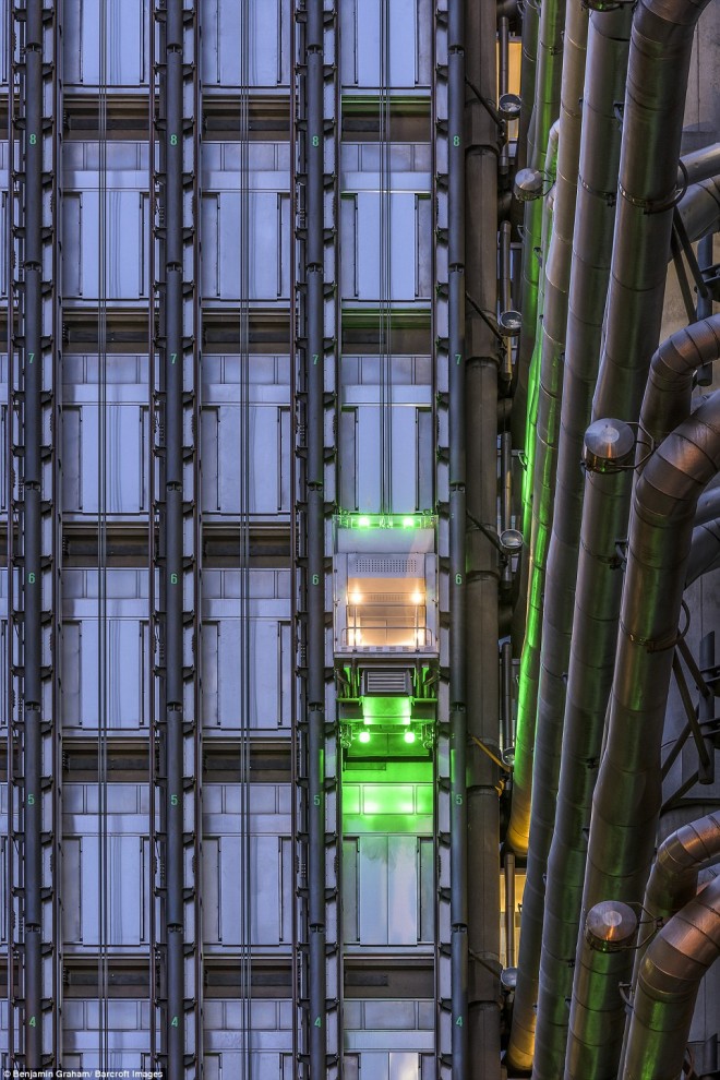 Неоновая подсветка лифта на здании