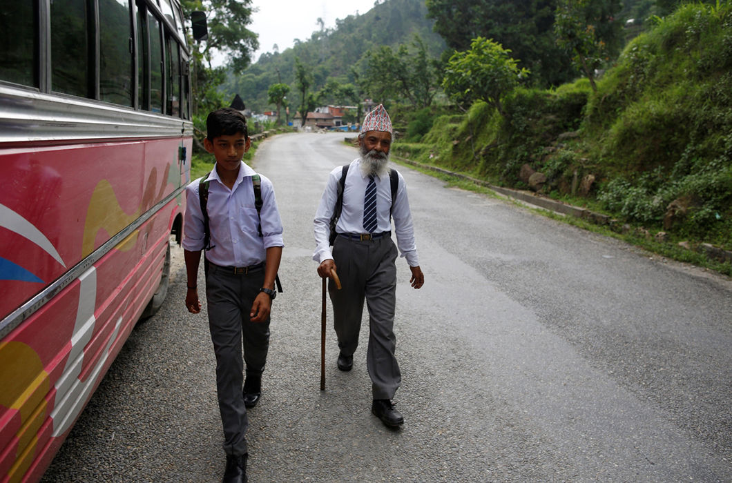 Как проходят будни самого старого ученика Непала