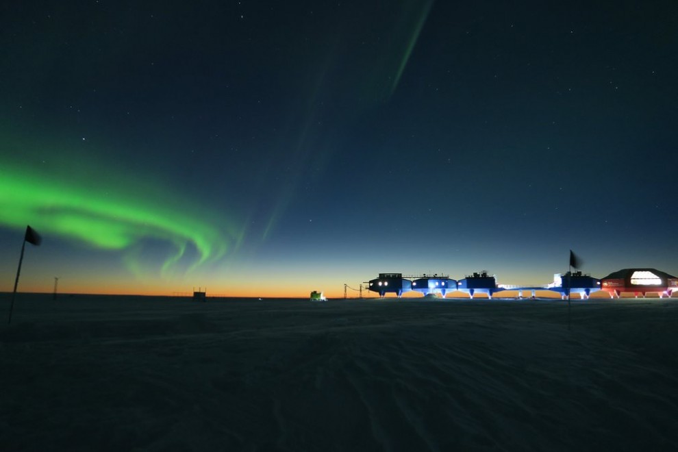 Южное полярное сияние над антарктической станцией Халли 