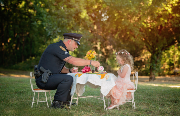 Девочка и полицейский
