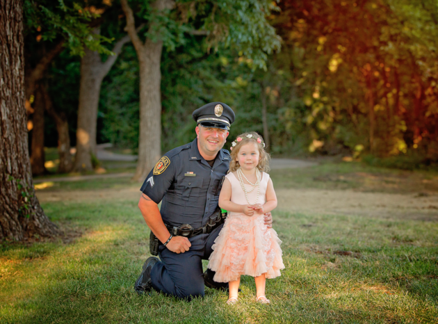 Девочка и полицейский