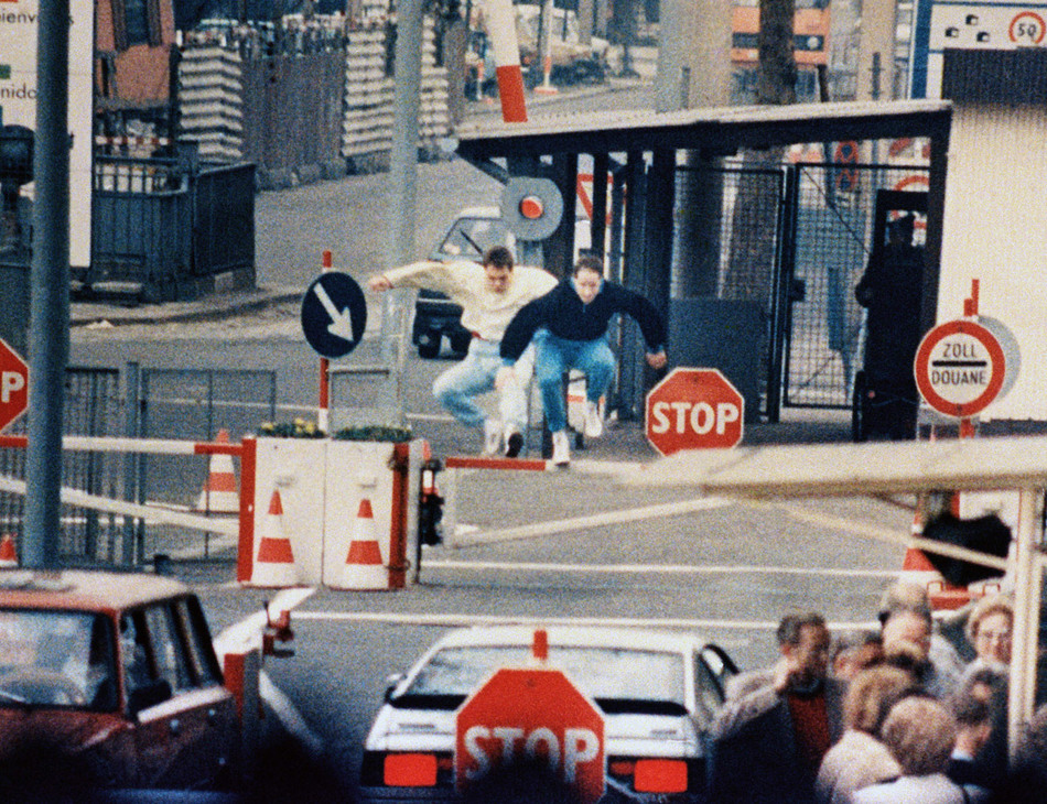 15 ретро-снимков, повествующий о легендарном падении Берлинской стены