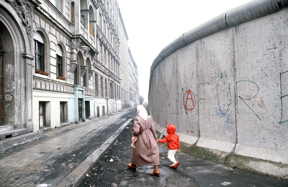 15 ретро-снимков, повествующий о легендарном падении Берлинской стены